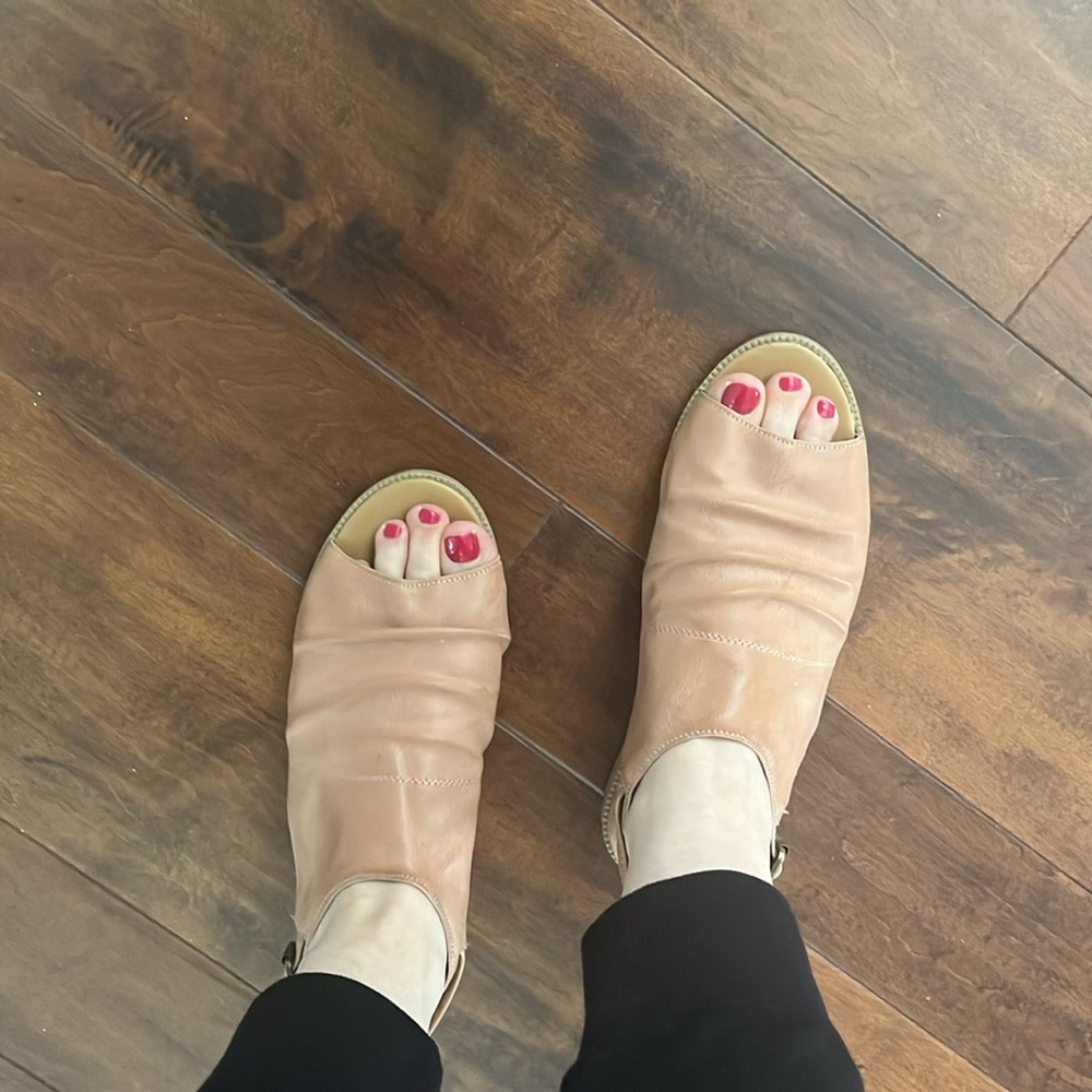 Qupid brand salmon colored comfy sandals